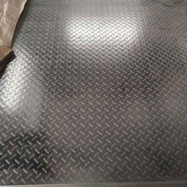 Quels sont les applications et les avantages des plaques &agrave; carreaux en acier au carbone ?